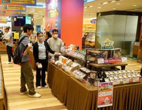 Local residents and tourists get to know Macao products