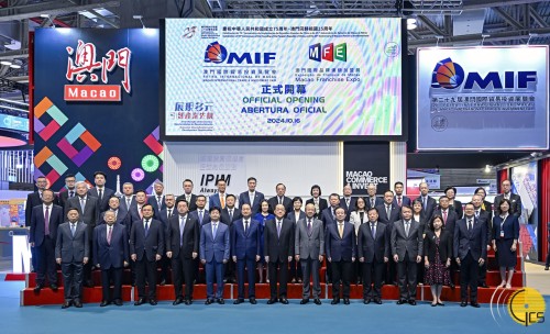 The Chief Executive, Mr Ho Iat Seng, poses for a photo with guests at the Macao Pavilion of the 